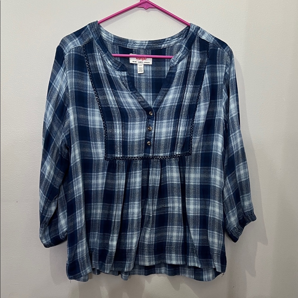 Wrangler blue and white plaid Blouse. Size Large. Good condition!